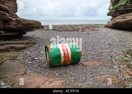 Kunststoff- und andere Ablagerungen an den Strand von Fleswick Bay in der Nähe von St Bienen, Cumbria, Großbritannien Stockfoto