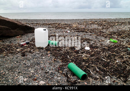 Kunststoff- und andere Ablagerungen an den Strand von Fleswick Bay in der Nähe von St Bienen, Cumbria, Großbritannien Stockfoto