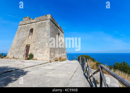 Sommer Torre dell'aglio in der Nähe von Strand Cala di Porto Greco auf der Halbinsel Gargano in Apulien, Italien Stockfoto