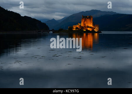 Flutlichtstrahler auf Eilean Donan Castle Stockfoto