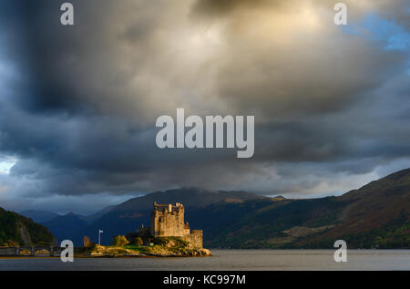 Schwere Wolken über Eilean Donan Castle Stockfoto