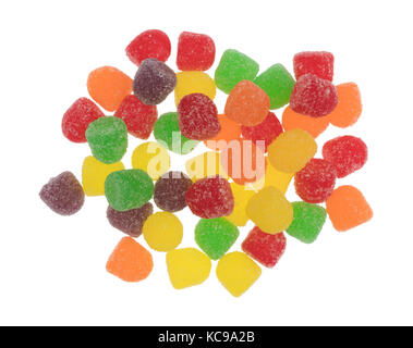 Blick von oben auf einen Teil der sortierten Aromen von Gummibärchen tropfenförmigen Candy auf einem weißen Hintergrund. Stockfoto