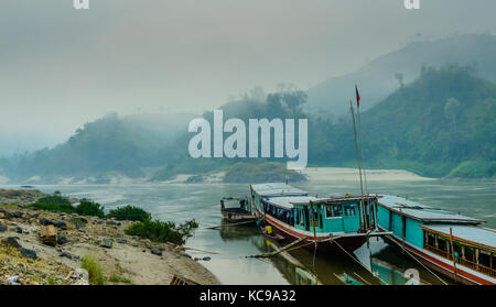 Slow Boat angedockt am Ufer des Mekong - am frühen Morgen, Loas, Asien Stockfoto