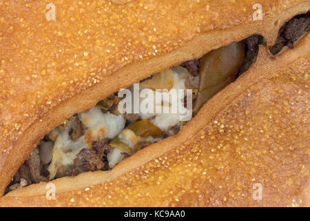 Eine sehr enge Sicht auf eine gebackene steak Stromboli mit dem Schlitz schneiden. Stockfoto