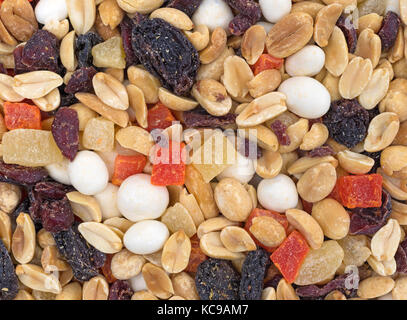 Top Ansicht schließen von Joghurt abgedeckt Raisin trail Mix. Stockfoto