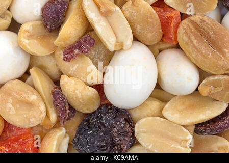 Eine sehr enge Sicht auf Joghurt abgedeckt Raisin trail Mix. Stockfoto