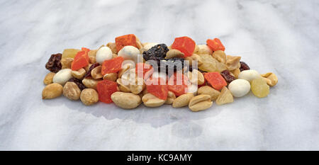 Joghurt, Rosinen, Obst und Mutter trail Mix auf grauem Marmor Zähler nach oben. Stockfoto