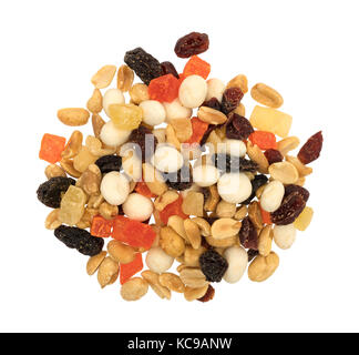 Blick von oben auf die Joghurt abgedeckt Raisin trail Mix auf einem weißen Hintergrund. Stockfoto