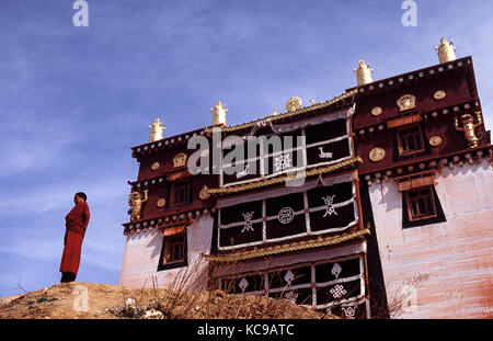 2005, Shangri-La (Zhongdian), Yunnan, Volksrepublik China, Asien - ein buddhistischer Mönch steht vor der Sumtsenling Kloster Ganden. Stockfoto