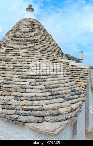 Blick über die Dächer von Trulli in den wichtigsten touristischen Bezirk von alberobello schöne alte historische Stadt, Region Apulien, Süditalien Stockfoto