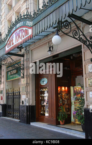 BUENOS AIRES, ARGENTINIEN, 22. DEZEMBER 2013 : das Cafe Tortoni ist eines der ältesten Kaffeehätte in Buenos Aires. 1858 von einem französischen Immi eingeweiht Stockfoto