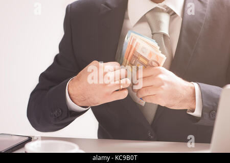 Geld in der Tasche, Geschäftsmann Euro-Banknoten im Anzug Tasche, bestechen und corrupution Konzept. Stockfoto