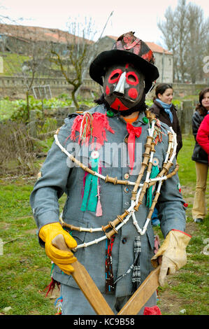 Die geheimnisvolle beliebte Figur "Carocho". Traditionelle Winterfeste in Constantim. Trás-os-Montes, Portugal Stockfoto