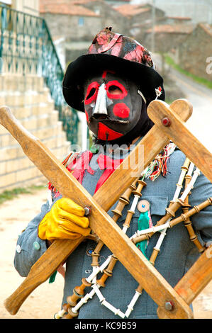 Die geheimnisvolle beliebte Figur "Carocho". Traditionelle Winterfeste in Constantim. Trás-os-Montes, Portugal Stockfoto