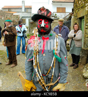 Die geheimnisvolle beliebte Figur "Carocho". Traditionelle Winterfeste in Constantim. Trás-os-Montes, Portugal Stockfoto