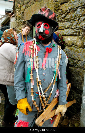 Die geheimnisvolle beliebte Figur "Carocho". Traditionelle Winterfeste in Constantim. Trás-os-Montes, Portugal Stockfoto