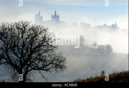 Ein nebeliger Morgen in Miranda do Douro. Trás-os-Montes, Portugal Stockfoto