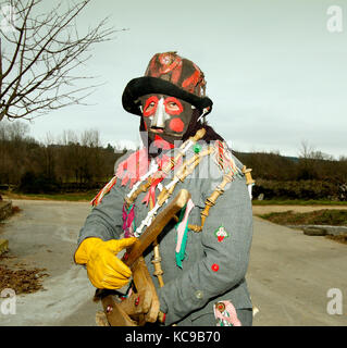 Die geheimnisvolle beliebte Figur "Carocho". Traditionelle Winterfeste in Constantim. Trás-os-Montes, Portugal Stockfoto