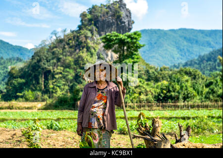 Laos. Provinz von Vang Vieng. Ländlichen Dorf. Portrait von Bauer Stockfoto