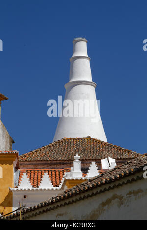 SINTRA, Portugal, 7. April 2017 : riesiger Kamin der Küche des Palastes von Sintra, lange Zeit die Residenz der königlichen Familie im Sommer. T Stockfoto