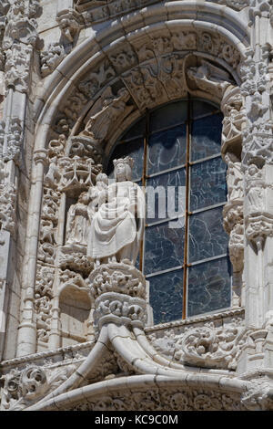 LISSABON, Portugal, 6. April 2017 : Südportal des Klosters Jeronimos. Eines der prominentesten Beispiele des portugiesischen spätgotischen Manueline-Stils Stockfoto