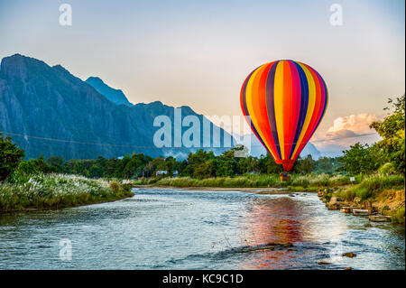 Laos. Vang Vieng. Provinz von Vang Vieng. Vang Vieng. Heißluftballon Stockfoto