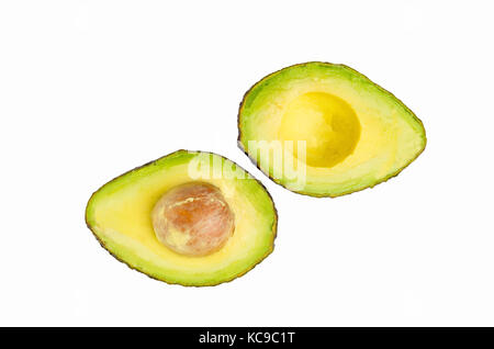 Blick von oben auf die Avocado auf weißem Hintergrund Stockfoto