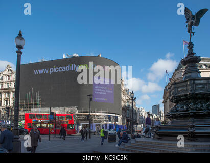 Piccadilly Circus riesige elektronische Werbung Panel kurz vor Fertigstellung, London, Großbritannien Stockfoto