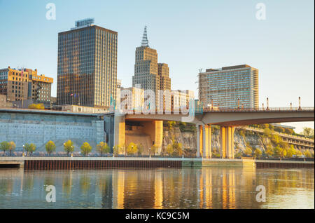 Überblick über die Innenstadt von st.Paul, MN bei Sonnenaufgang Stockfoto