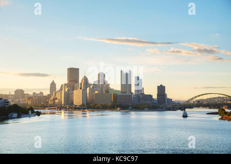 Pittsburgh Stadtbild mit dem Ohio river in den Morgen Stockfoto