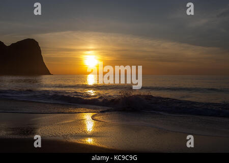 Sonnenuntergang am Strand unstad, Surfers Paradise in Lofoten Inseln, Norwegen Stockfoto