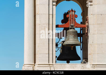 Estrela Basilica (königlichen Basilika und Kloster des Heiligsten Herzens Jesu) Glockenturm in Lissabon, Portugal Stockfoto