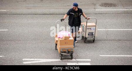 Ein FedEx Mitarbeiter in New York liefert Pakete am Dienstag, 26. September 2017. (© Richard B. Levine) Stockfoto