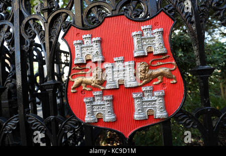 Allgemeine Ansicht der Winchester Stadt Wappen auf ein Tor in Winchester, Hampshire. Stockfoto