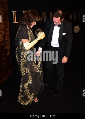 Dame Joan Collins und Percy Gibson an der BFI leuchtende Fundraising Gala an der Guildhall in London statt. Stockfoto