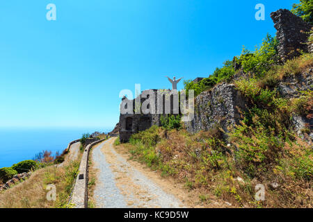 Alten maratea Stadt Ruinen auf San Biagio Berghang mit der Statue von Christus dem Erlöser (Cristo Redentore). Tyrrhenische Meer Küste, Maratea, Basi Stockfoto