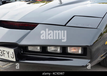 Sitzung des klassischen amerikanischen Autos, in den Straßen von Torrejon de Ardoz (Madrid - Spanien). frontal von Pontiac Firebird Trans Am (Kopie von Knight Rider) Stockfoto