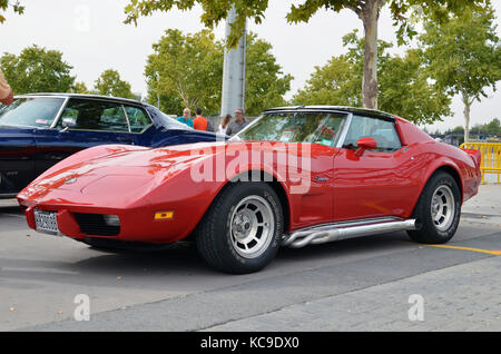 Sitzung des klassischen amerikanischen Autos, in den Straßen von Torrejon de Ardoz (Madrid - Spanien). roter Chevrolet Corvette C3 Stingray (von 1968 bis 1982) Stockfoto