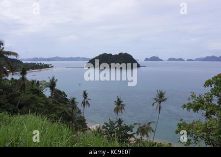 Blick von oben Der merimegmeg Strand (Las Cabanas) in El Nido Stockfoto