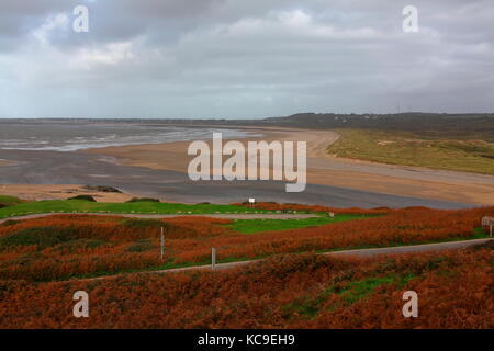 Der Punkt, wo der Fluss Ogmore das Meer trifft, mit Golden sands Stretching in der Entfernung mit Newton sichtbar hinten von merthyr mawn Dünen thr. Stockfoto