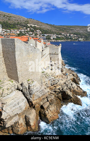 Dubrovnik Stadtmauer mit Blick auf die Adria, Kroatien, UNESCO-Weltkulturerbe, Dalmatien, Dalmatinische Küste, Europa. Stockfoto