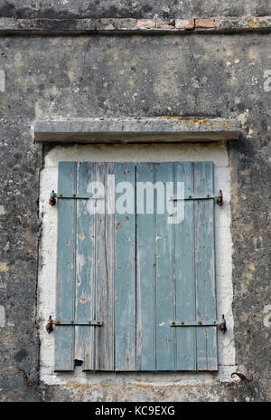 Ein paar shabby chic oder ländlichen grün gestrichenen Fensterläden, ein rustikales Bauernhaus Fenster in Griechenland auf der Insel Korfu. Distressed und Peeling Lackierung. Stockfoto