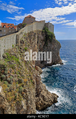 Dubrovnik Stadtmauer mit Blick auf die Adria, Kroatien, UNESCO-Weltkulturerbe, Dalmatien, Dalmatinische Küste, Europa. Stockfoto