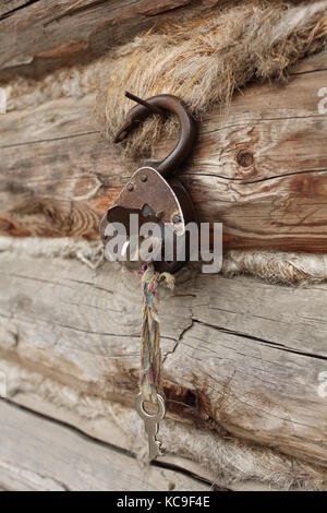 Vorhängeschloss mit Schlüssel an der Wand anmelden Stockfoto