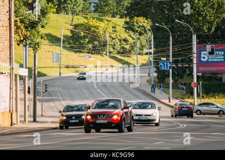 Vilnius, Litauen - 7. Juli 2016: Verkehr auf der V. Kudirkos Straße am Sommerabend. Stockfoto