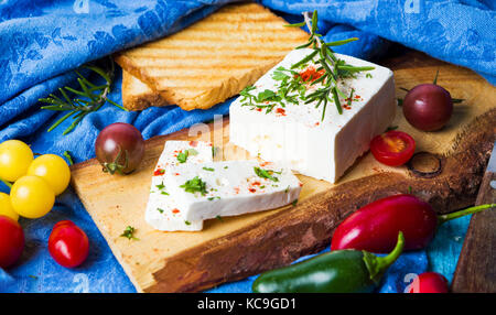 Käse mit Gemüse und geröstetem Brot auf natürliche Holz- Board Stockfoto