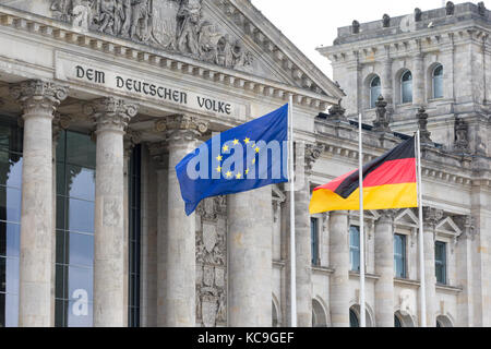 Die Europäische Union und deutsche Fahnen vor dem Reichstag, Berlin, Deutschland Stockfoto