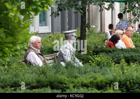 Sitzen auf einer Bank in Berlin. Stockfoto