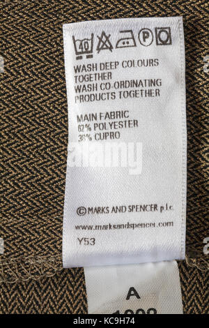 Pflege waschen Symbole und Anweisungen auf dem Aufkleber in Marks und Spencer's Frau Kleidung main Fabric 62% Polyester 38% cupro Stockfoto