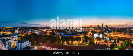 Vilnius, Litauen. sunset Stadtbild. Palast der Großfürsten von Litauen und moderne Bürogebäude Wolkenkratzer im Geschäftsviertel neue Stadt cen Stockfoto